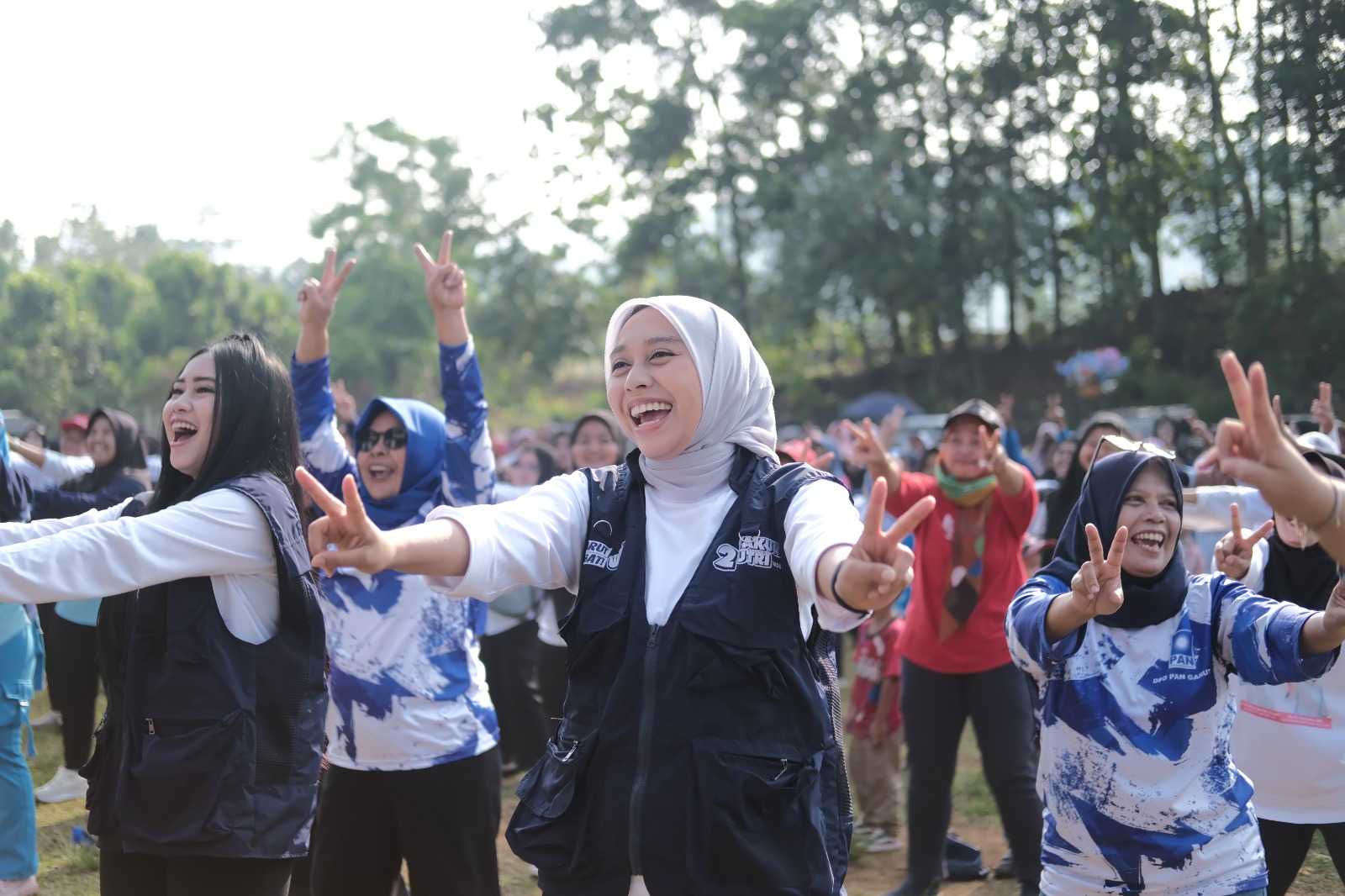 Sehat Warganya, Syakur Putri Bupatinya: Kegiatan Senam Bersama di Lapang Desa Tegalgede Kecamatan Pamulihan